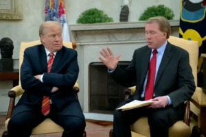 Chefe de gabinete de Trump descreve presidente como impulsivo e expõe disputas internas sobre imigração, tarifas e arquivos de Epstein