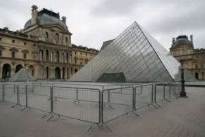 Louvre fecha na manhã desta quarta enquanto funcionários avaliam prorrogar greve por salários, contratações e segurança
