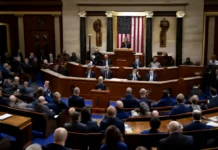 Câmara dos EUA rejeita propostas para limitar ações de Trump contra a Venezuela, em meio a tensões e discurso nacional