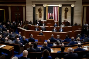 Câmara dos EUA rejeita propostas para limitar ações de Trump contra a Venezuela, em meio a tensões e discurso nacional