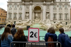 Fontana di Trevi em Roma passa a cobrar 2 euros para turistas se aproximarem da fonte; veja como fica o acesso