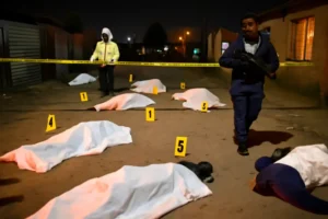 Ataque a tiros em Bekkersdal, África do Sul, deixa 10 mortos e 10 feridos; polícia investiga motivação