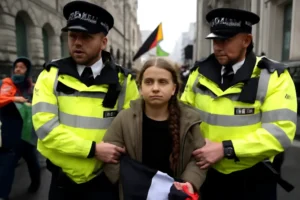 Greta Thunberg é detida em protesto pró-Palestina em Londres sob Lei Antiterrorismo, aponta grupo ativista