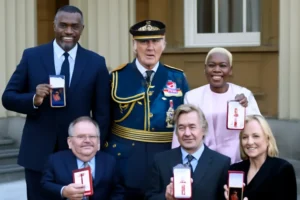 Honrarias de Ano Novo do rei Charles III elevam Idris Elba, Cynthia Erivo e Warwick Davis; Torvill e Dean recebem Dame e Knight em reconhecimento a carreira e causas sociais