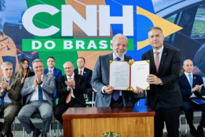 Brasil passa a permitir exame da CNH em veículos automáticos e acaba com carteira física obrigatória