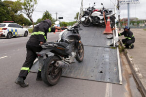 Operação ‘Trânsito Seguro’ registra 107 autuações e 23 remoções na avenida Autaz Mirim