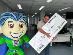 Policial que ajuda cães abandonados e pessoas em situação de rua ganha R$ 50 mil na Nota Fiscal Amazonense