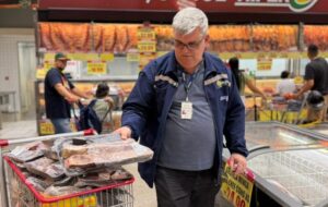 Procon-AM identifica validade adulterada e apreende mais de 80 kg de alimentos impróprios para consumo