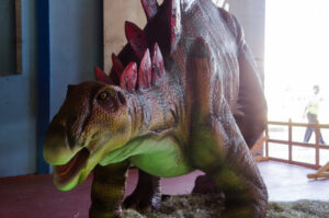 ‘Exposição Mundo Jurássico’ leva dinossauros gigantes com sons e movimentos a shopping de Manaus