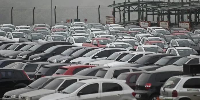 Mercado Automotivo Brasileiro Prevê Crescimento de 3% em 2026, Impulsionado por Vendas de Carros e Utilitários