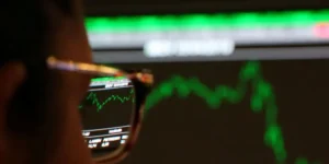 Bolsa Brasileira Dispara e Bate Novo Recorde Impulsionada por Alívio Externo e Juros em Queda