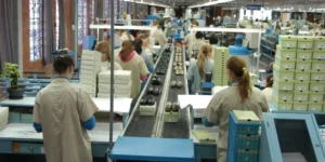 Indústria Brasileira: Faturamento Cresce em Novembro, Mas Emprego Industrial Apresenta Terceira Queda Contínua