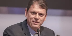 Moraes libera Tarcísio de Freitas para visitar Jair Bolsonaro na prisão nesta quinta-feira