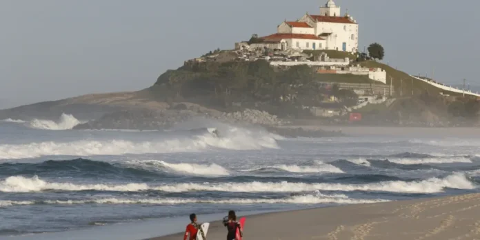 Abril é o mês para praias e marinas brasileiras se candidatarem ao Selo Bandeira Azul 2026/2027