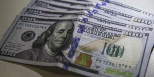 Dólar despenca para R$ 5,20 e marca menor cotação em 20 meses com otimismo global e dados de inflação no Brasil
