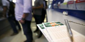 Mega-Sena acumula e sorteio desta quinta pode pagar R$ 100 milhões