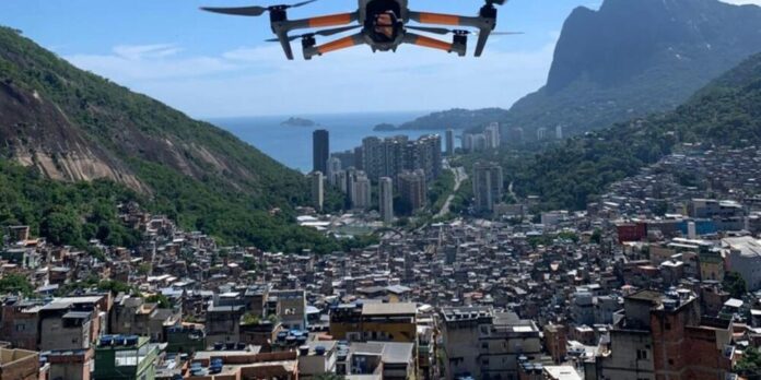Vídeos com drones revelam a beleza e a dimensão das favelas do Rio, atraindo turistas e gerando oportunidades