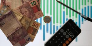 Exportações de Serviços Brasileiros Rompem Barreiras e Atingem R$ 51,8 Bilhões em 2025, Impulsionadas por Setor Digital