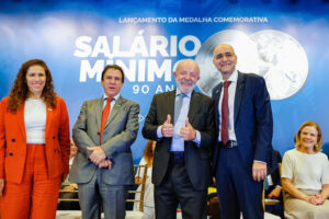 ‘Temos a obrigação de brigar para que ele melhore’, diz Lula sobre o salário mínimo