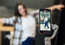 Demitida por postar dança no TikTok, gerente tem justa causa revertida na Justiça do Trabalho