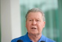 Arthur Virgílio Neto, ex-prefeito de Manaus, recebe atendimento hospitalar