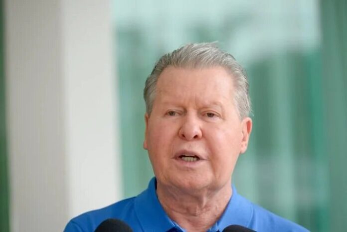 Arthur Virgílio Neto, ex-prefeito de Manaus, recebe atendimento hospitalar