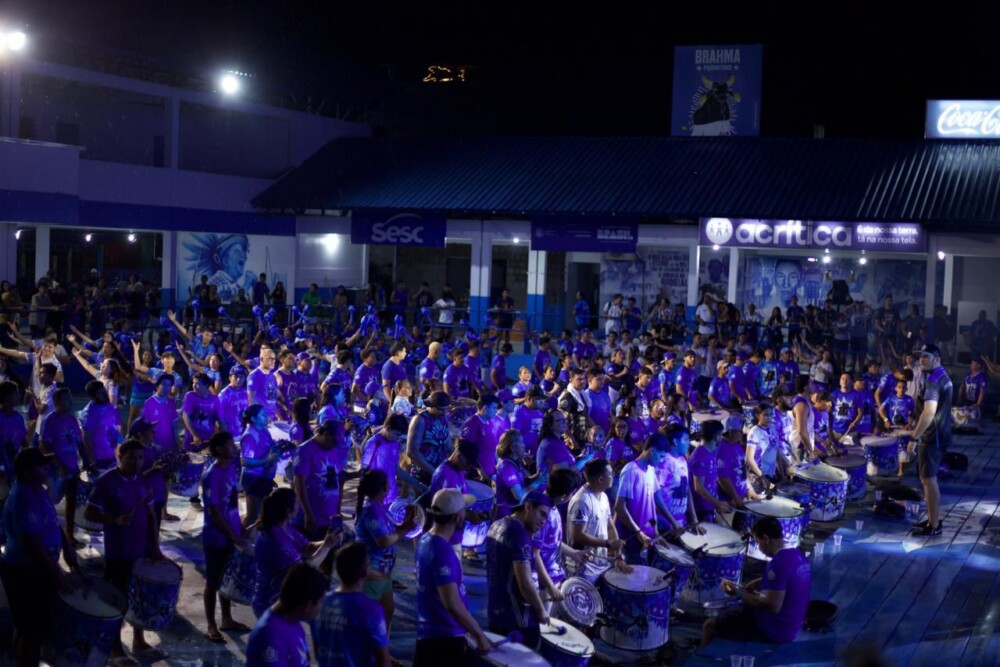 Curral Zeca Xibelão vibra com o povo Caprichoso em noite de Esquenta Carnaboi