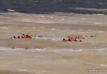 Lancha naufraga no Encontro das Águas e passageiros vivem momentos de desespero em Manaus