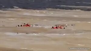 Helicóptero e sonares modernos reforçam buscas por vítimas de naufrágio