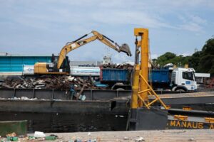 Manaus inicia 2026 com grande operação de transbordo de lixo da orla