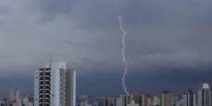 Chuva forte causa desabamentos e quedas de árvore em SP; Defesa Civil emite alerta