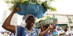 Devotos celebram Iemanjá com homenagens e presentes no Rio de Janeiro