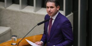 Motta promete avançar em debates sobre escala 6×1 e trabalho por aplicativos no Congresso