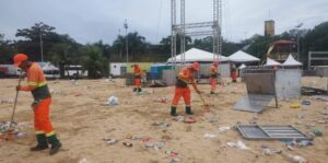 Praia da Ponta Negra é limpa após show musical com mobilização especial da prefeitura