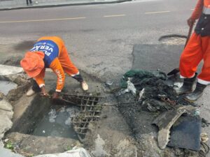 Prefeitura de Manaus intensifica limpeza de caixas coletoras no bairro Petrópolis