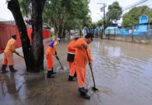 Prefeitura de Manaus age para desobstruir via alagada no São José Operário após chuvas
