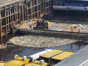 Prefeitura de Manaus intensifica limpeza na orla do rio Negro após chuvas