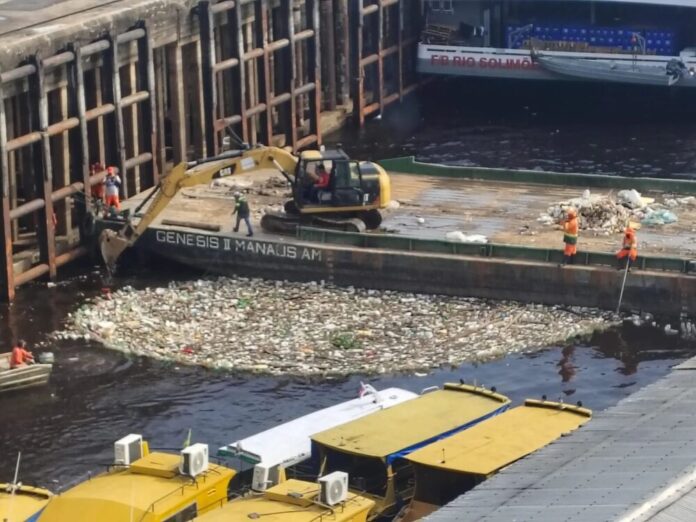 Prefeitura de Manaus intensifica limpeza na orla do rio Negro após chuvas