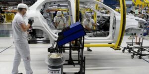 Indústria brasileira fecha 2025 com alta modesta de 0,6%, impactada por juros altos