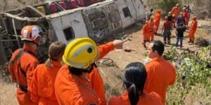 Capotamento de ônibus com romeiros deixa 15 mortos em Alagoas