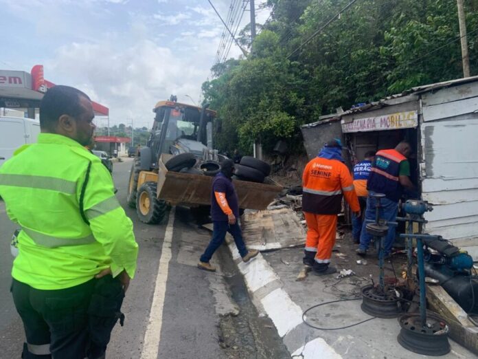 Prefeitura de Manaus demolição borracharia irregular na Torquato Tapajós