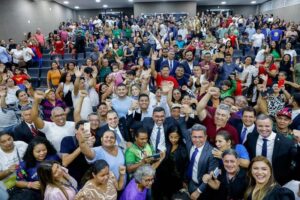 Cidadãos beneficiados por políticas públicas ocupam a primeira fila da Aleam em ato de reconhecimento