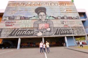 Deputado Daniel Almeida visita escola premiada internacionalmente em São Paulo