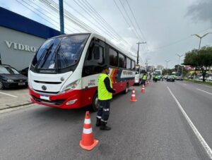 Operação Transporte Seguro registra oito autuações e apreende veículo irregular na zona Norte de Manaus