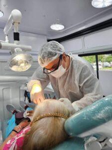 Unidade odontológica móvel da Prefeitura de Manaus atende mais de 190 idosos em menos de um mês