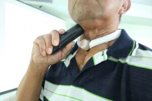 Doze pacientes da FCecon recebem laringes eletrônicas para auxiliar na comunicação