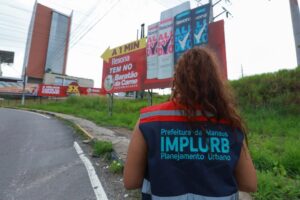 Outdoors irregulares e sem licença são demolidos durante operação em Manaus