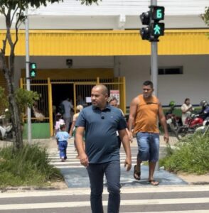 Semáforo com botoeira garante travessia segura para alunos da Escola Prof. Heleno Nogueira dos Santos