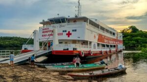 Barco hospital leva saúde especializada a comunidades ribeirinhas de Itapiranga