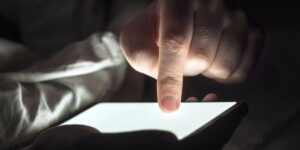 Conteúdos falsos criados por IA devem triplicar até 2025, alerta relatório